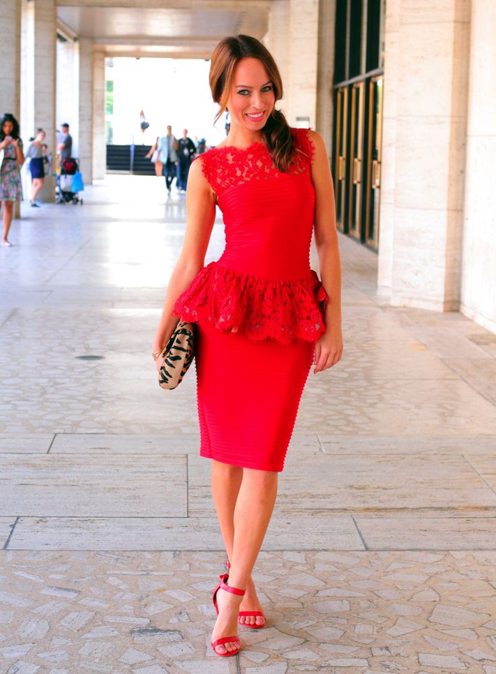 what shoe colour goes with red dress