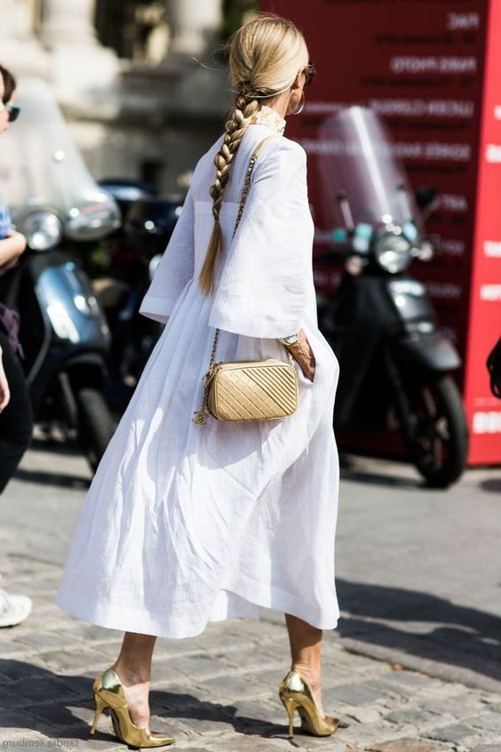 How To Wear White Dresses: Fehér ruha és ezüst cipő</h2> <p>A fehér színű, ujjatlan, karcsúsított midi ruha gyönyörűen mutat egy pár fémes ezüstszínű, hegyes sarkú cipővel:</p> <p><img src=