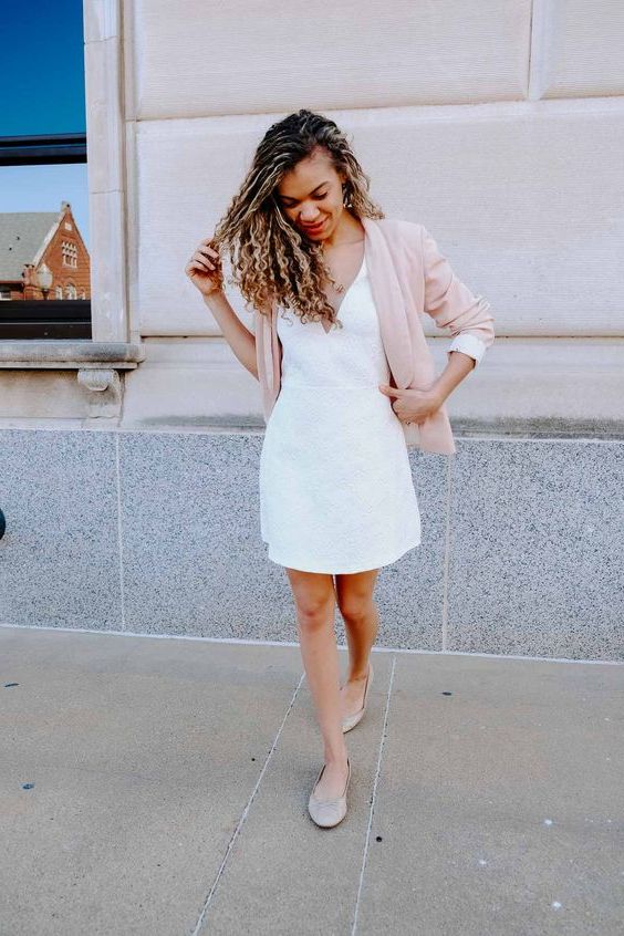 Comment porter les robes blanches : Simple Style Guide For LWD 2021