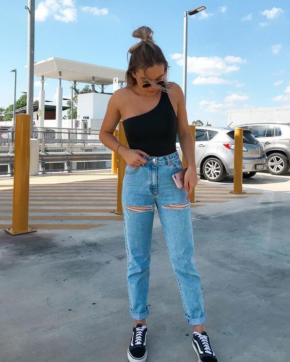 25 Ideas How To Wear Mom Jeans Complete Style Guide 2022