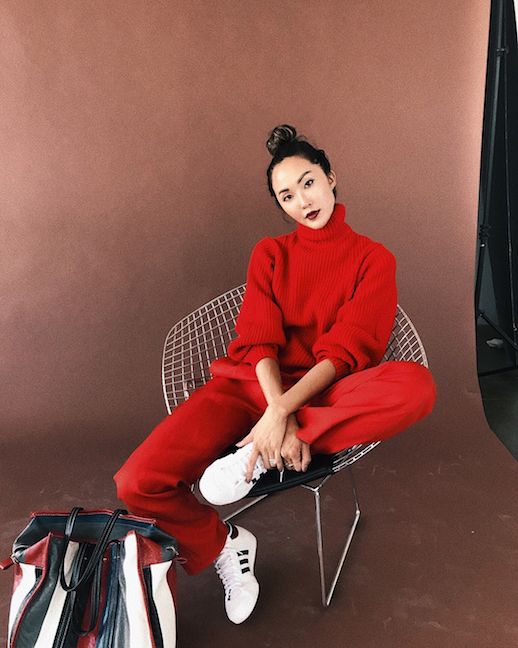 Casual Outfit With Faded Red Pants - une femme d'un certain âge