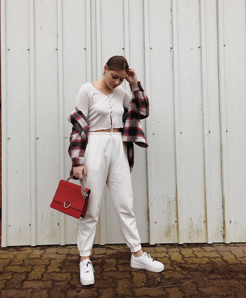 tops to wear with jogger pants
