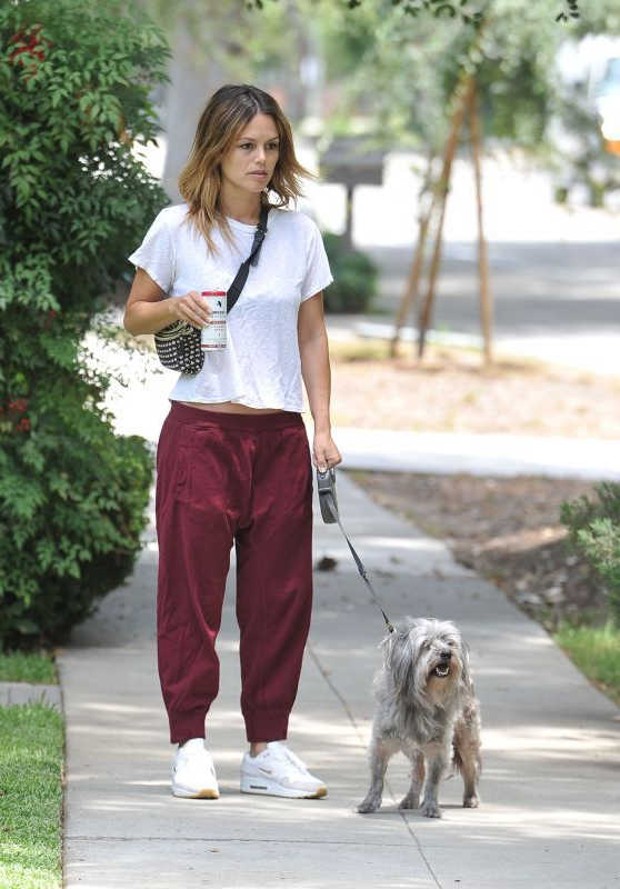 maroon joggers outfit