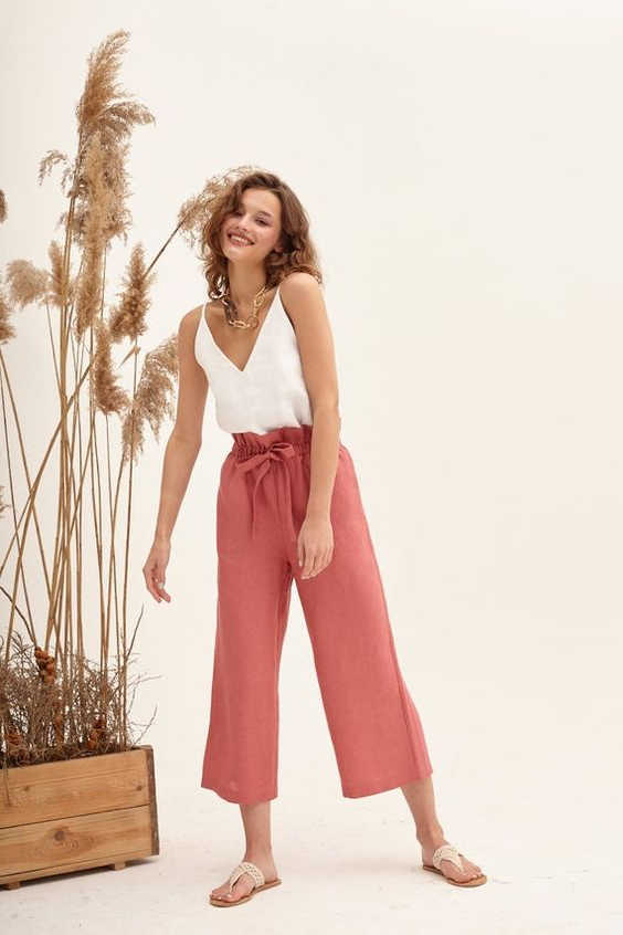 18 Outfit Ideas With Capri Pants For Women 2023