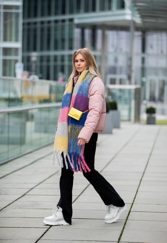 What Scarves Women Should Wear This Fall 2023